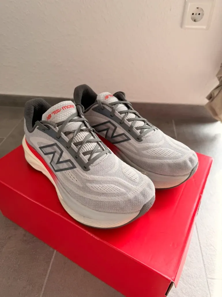 Used New Balance Fresh Foam X More v5 bike — image 8 of 9