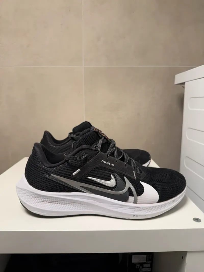 Used Pegasus 40 Running Shoes