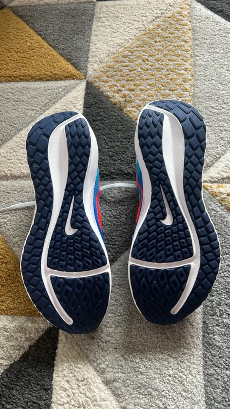 Used Nike Running Shoes bike — image 2 of 4