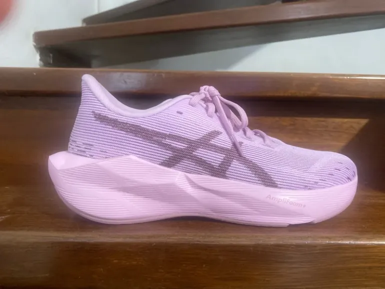 Asics Novablast 6 GS bike d'occasion — image 2 sur 9
