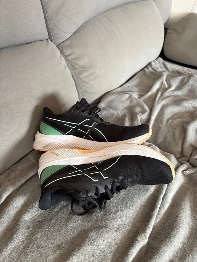 Used Asics Running Shoes bike — image 3 of 4