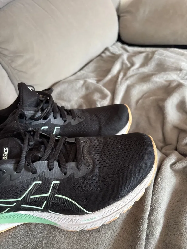 Used Asics Running Shoes bike — image 2 of 4