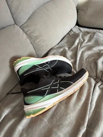Used Asics Running Shoes bike — image 4 of 4