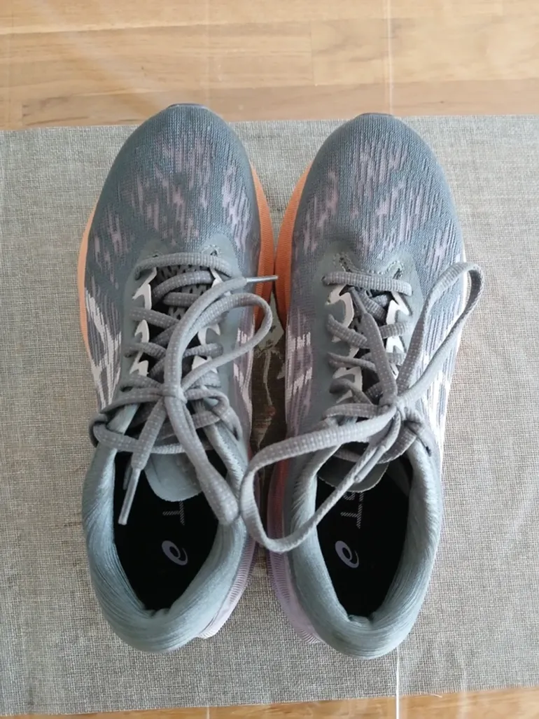 Asics Novablast 3 bike d'occasion — image 3 sur 7