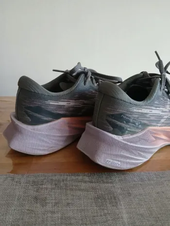 Asics Novablast 3 bike d'occasion — image 2 sur 7