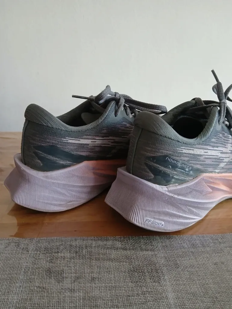 Asics Novablast 3 bike d'occasion — image 2 sur 7