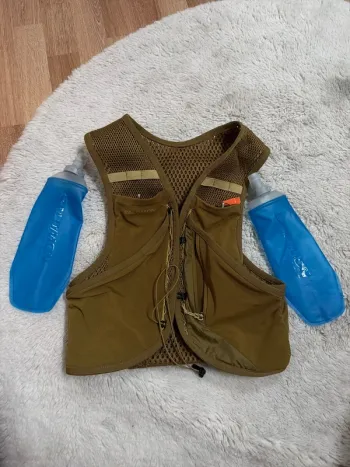 Used Salomon Hydration Vest bike — image 4 of 15