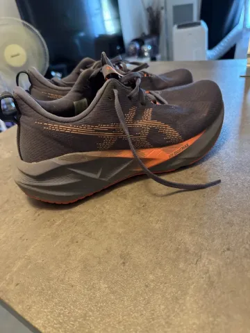 Używany Asics Novablast 5 Running Shoes