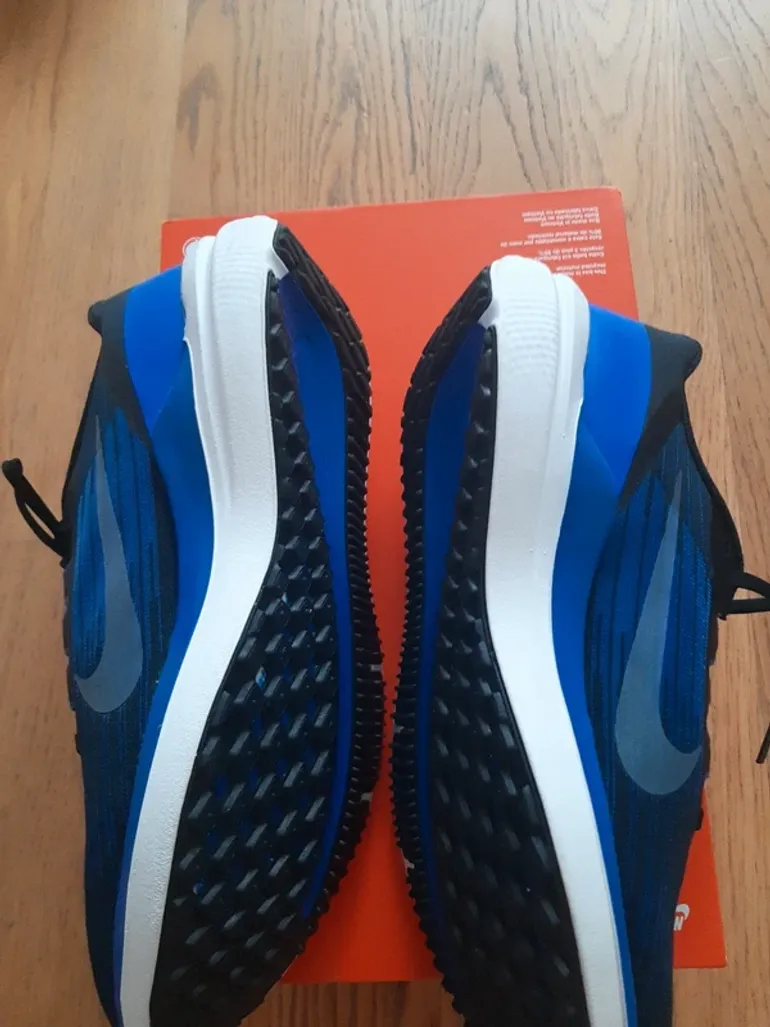 Nike Running Shoes bike usato — immagine 3 di 5