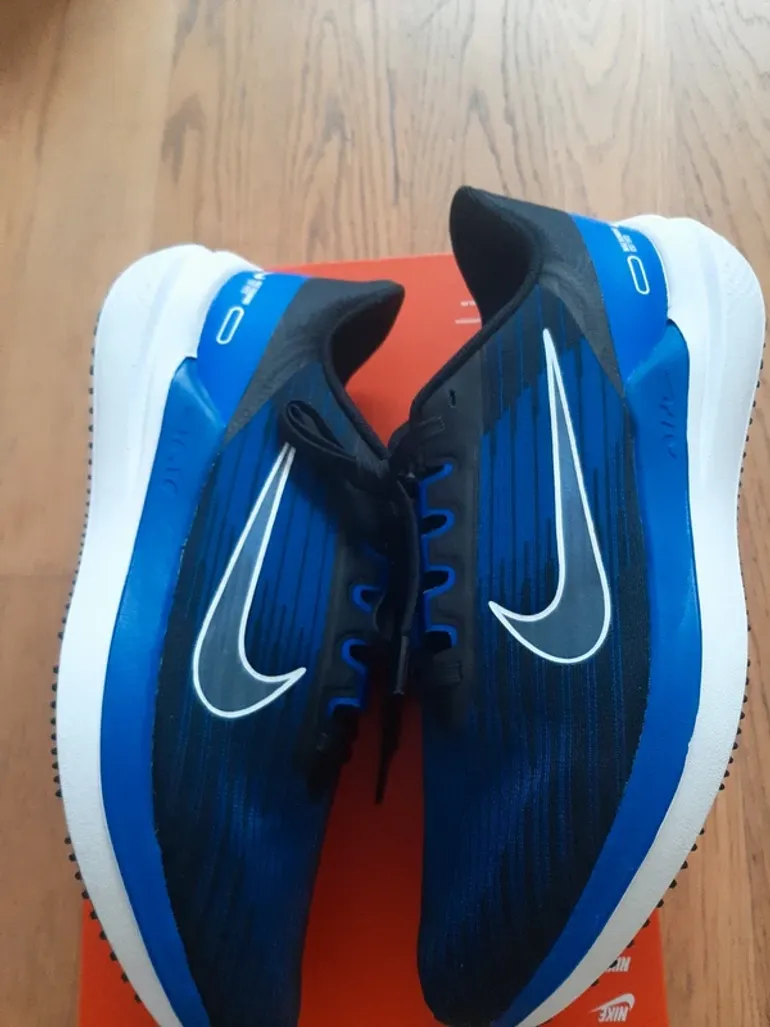 Nike Running Shoes bike usato — immagine 2 di 5