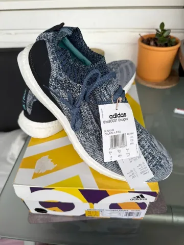 Käytetty Adidas UltraBoost Uncaged Parley Running Shoes