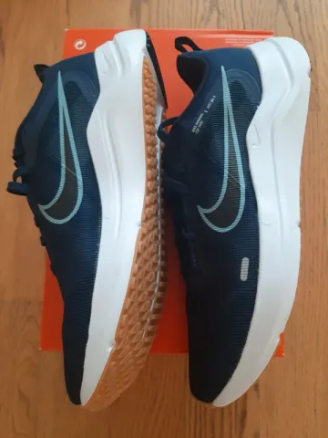 Used Nike Running Shoes bike — image 2 of 5