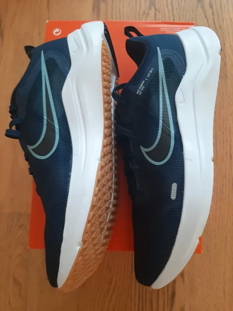 Used Nike Running Shoes bike — image 2 of 5