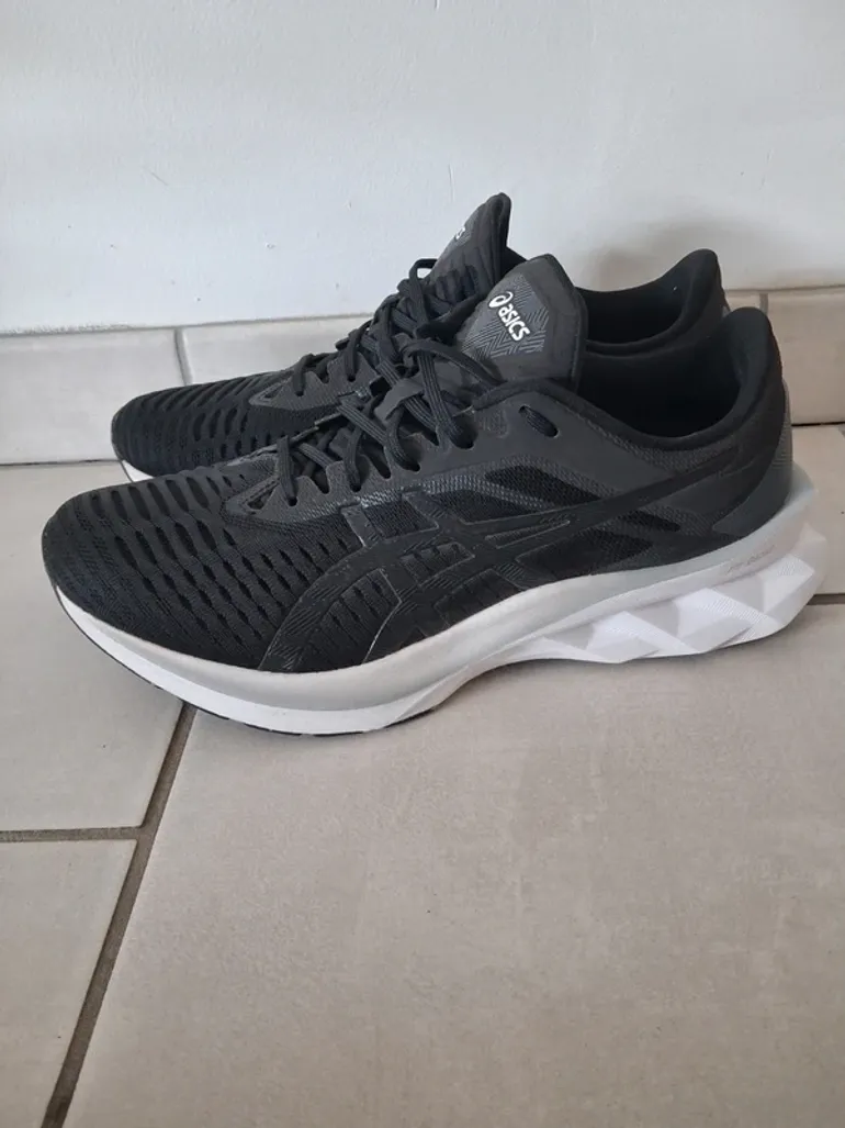 Używany Asics Novablast bike — zdjęcie 2 z 7