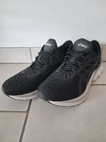 Używany Asics Novablast Running Shoes