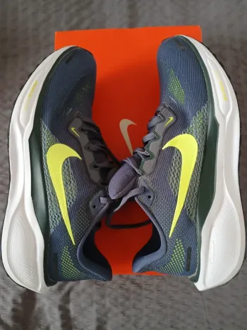 Used Nike Running Shoes bike — image 4 of 10
