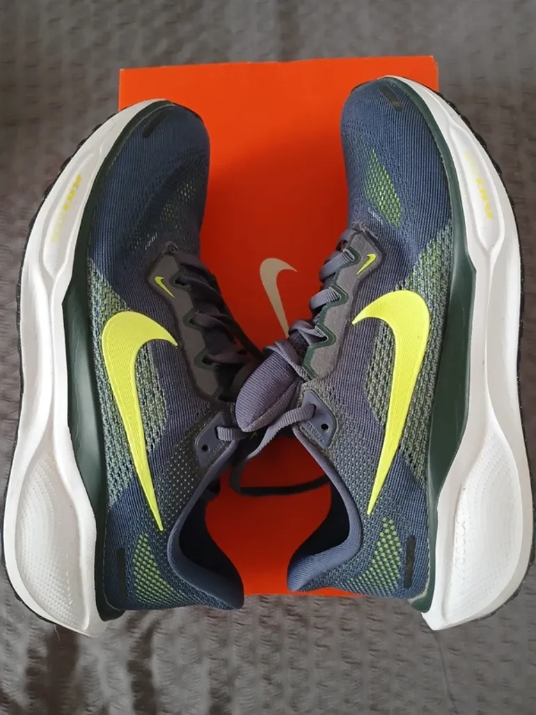 Used Nike Running Shoes bike — image 4 of 10