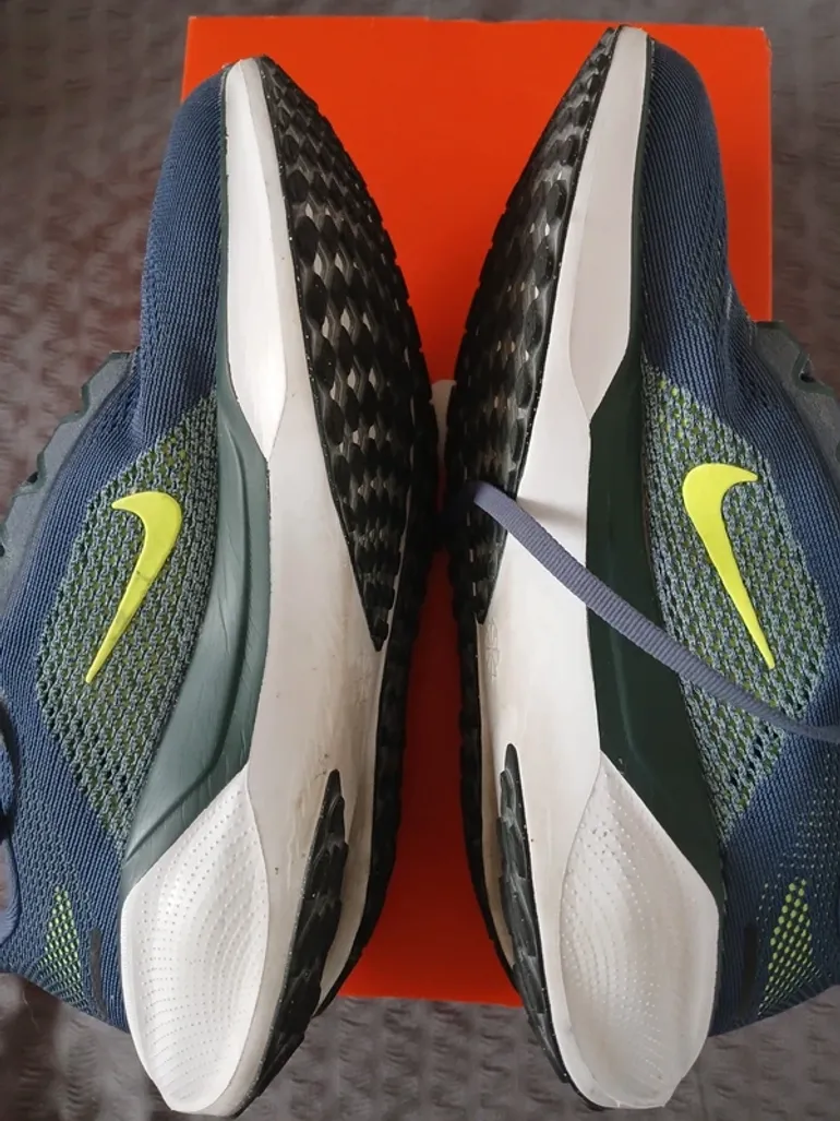 Used Nike Running Shoes bike — image 3 of 10