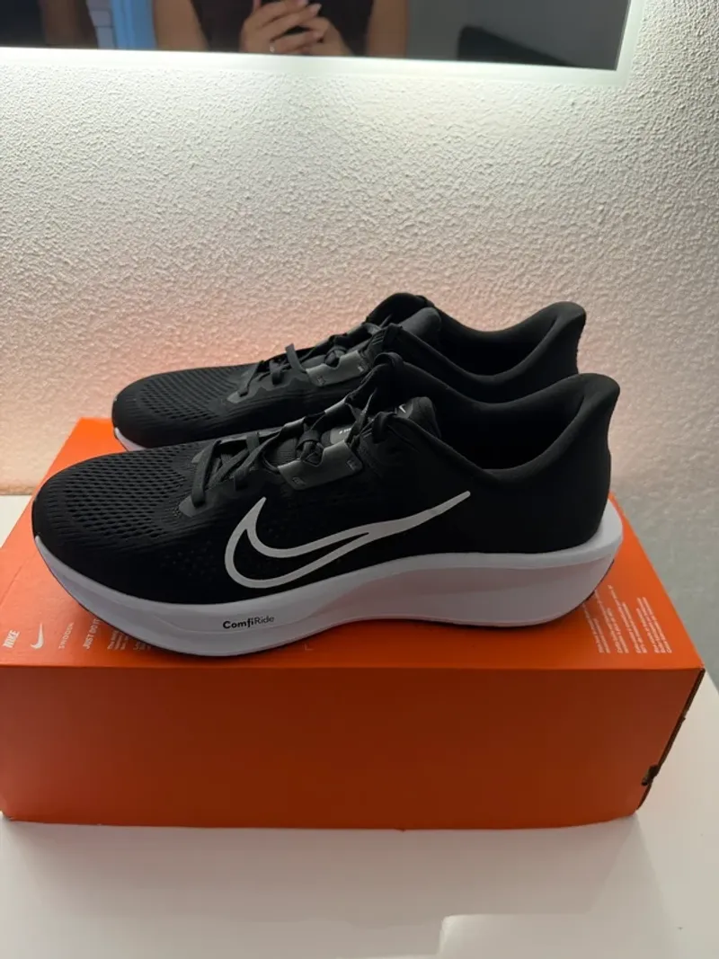 Used Nike Quest 6 Running Shoes