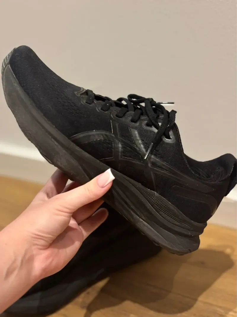 Used Asics GEL-KAYANO 32 Running Shoes