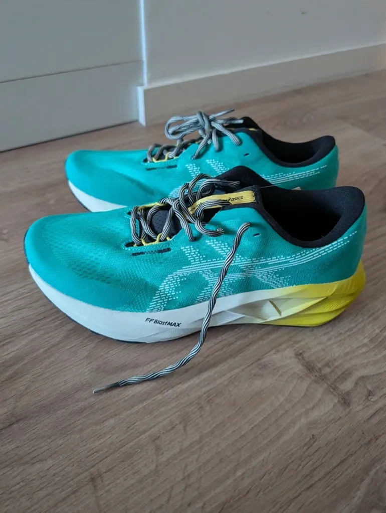 Used Asics Novablast 5 TR bike — image 2 of 7