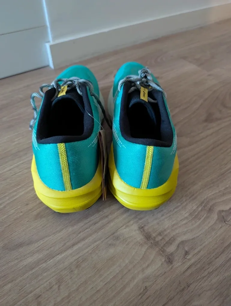 Used Asics Novablast 5 TR bike — image 3 of 7