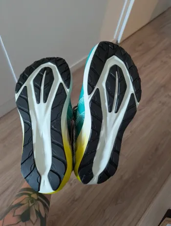 Used Asics Novablast 5 TR bike — image 7 of 7