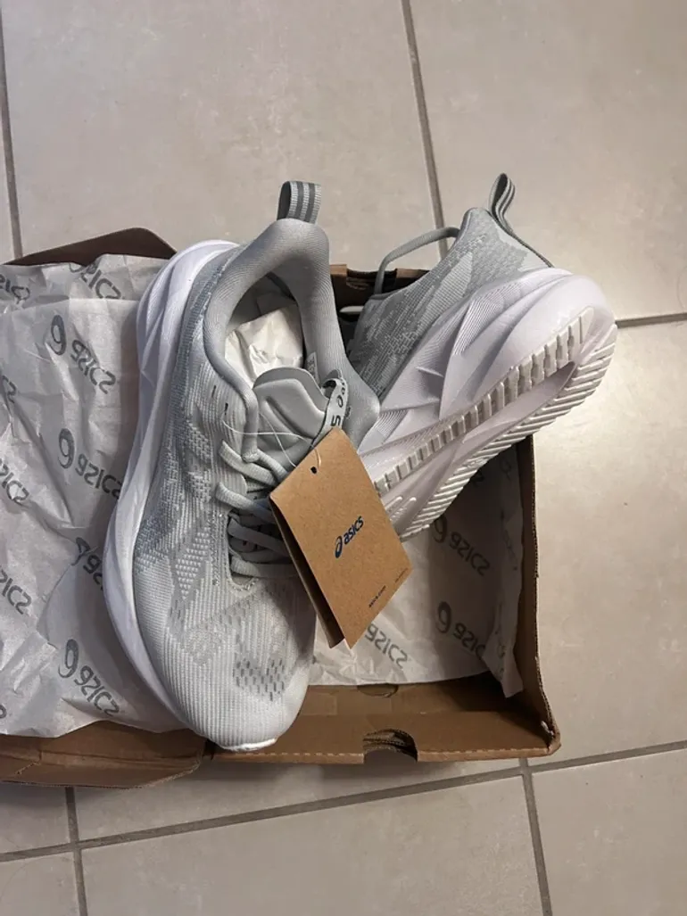 Asics Novablast 5 bike d'occasion — image 2 sur 6