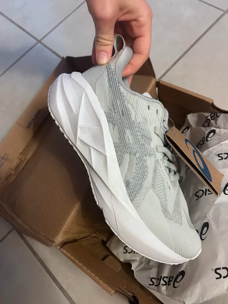 Asics Novablast 5 bike d'occasion — image 3 sur 6
