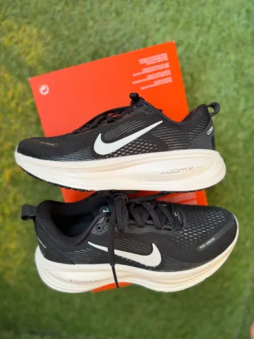 Used Nike Vomero 18 Running Shoes