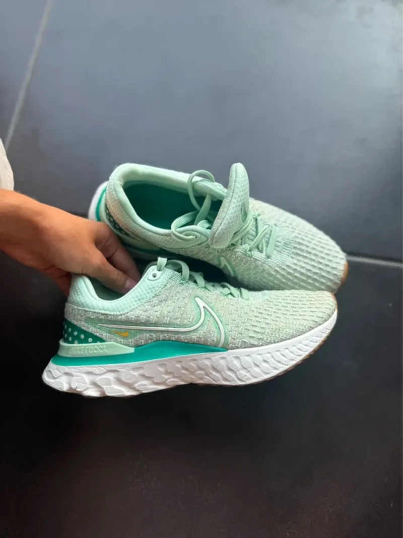 Käytetty Nike Sports Shoes Running Shoes