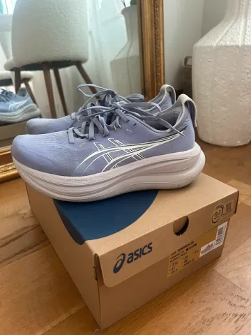 Asics Gel-Nimbus 28 Running Shoes d'occasion