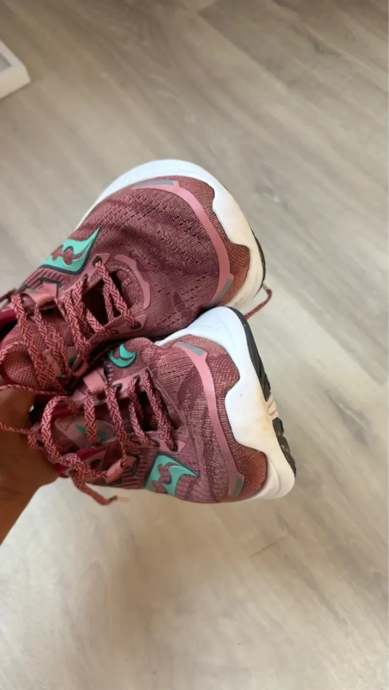 Used Saucony Running Shoes bike — image 3 of 10