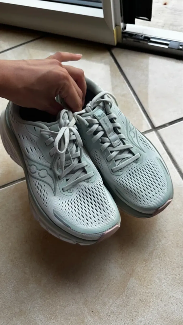 Used Saucony Running Shoes bike — image 2 of 4