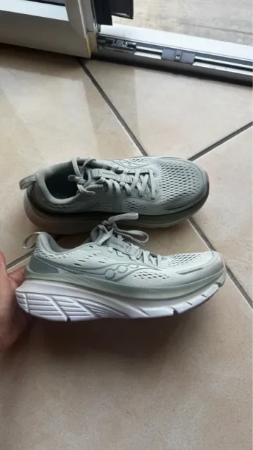 Used Saucony Running Shoes bike — image 1 of 4
