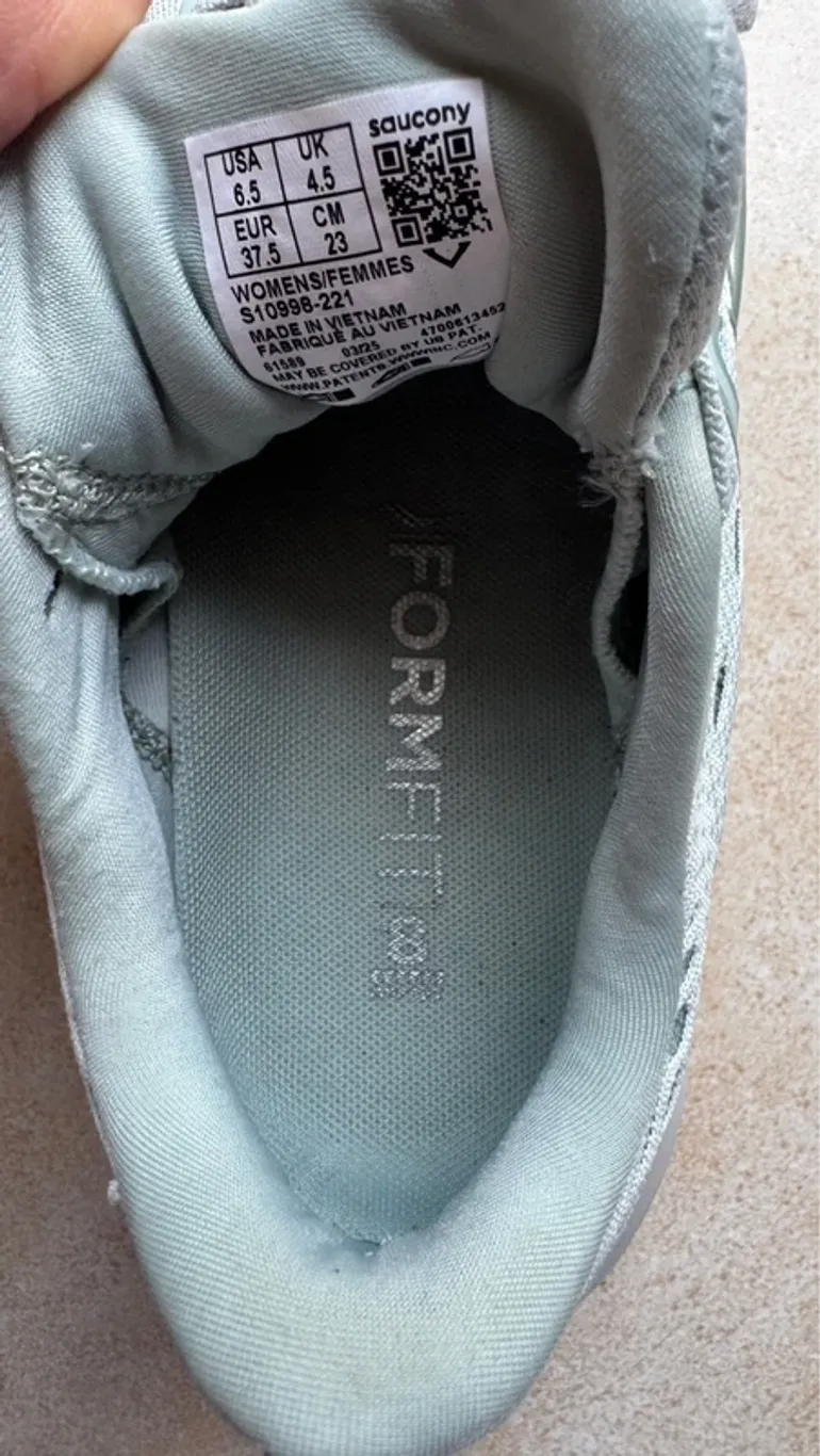 Used Saucony Running Shoes bike — image 4 of 4