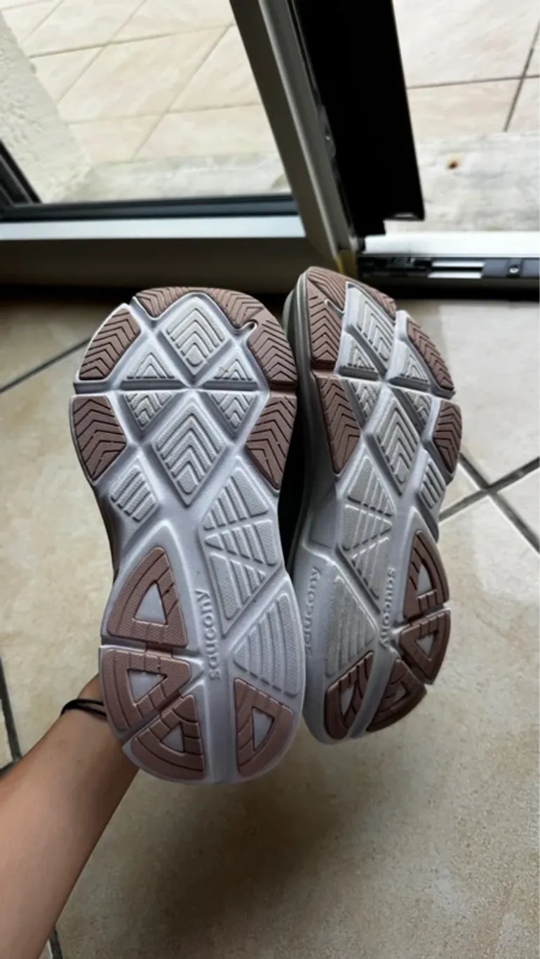 Used Saucony Running Shoes bike — image 3 of 4
