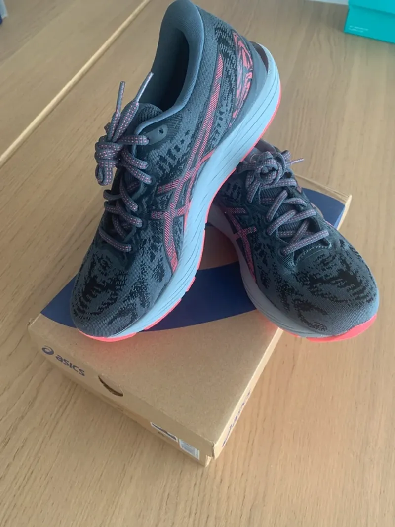 Used Asics Cumulus 22 Running Shoes