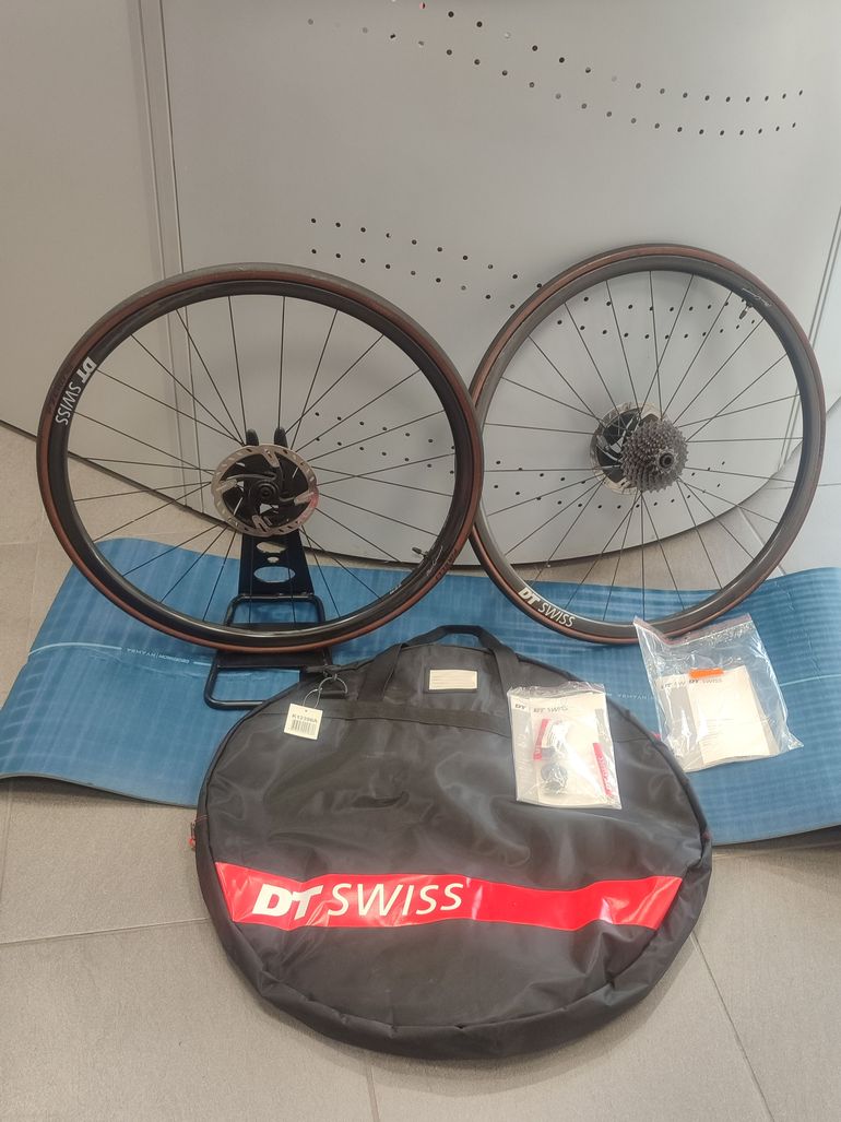 Used Dt Swiss PRC 1100 Dicut Mon Chasseral Disc Clincher 2021 bike — image 3 of 5