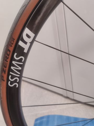 Used Dt Swiss PRC 1100 Dicut Mon Chasseral Disc Clincher 2021 bike — image 2 of 5