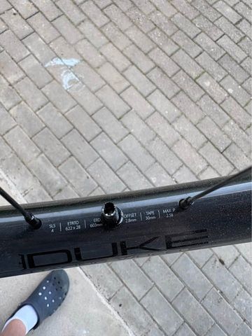 Używany Duke Carbon Wheels 2025 bike — zdjęcie 3 z 5