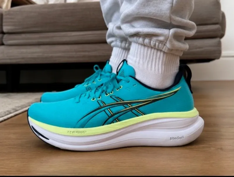 Used Asics Gel Nimbus 28 Running Shoes