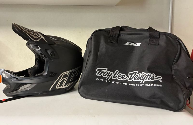 Troy Lee Designs D4 Carbon Helmet 2025 Cycling Accessories usato