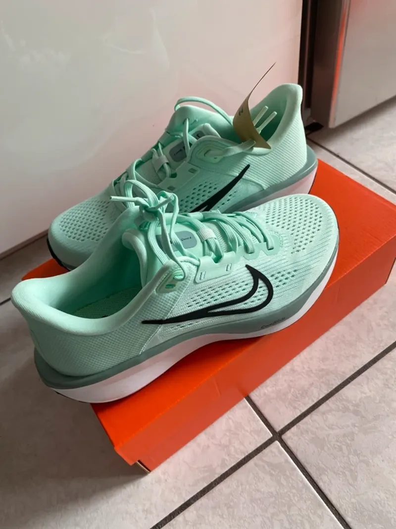 Used Nike QUEST 6 Running Shoes