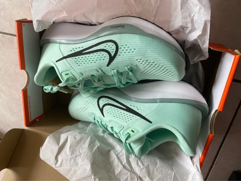 Used Nike QUEST 6 Running Shoes