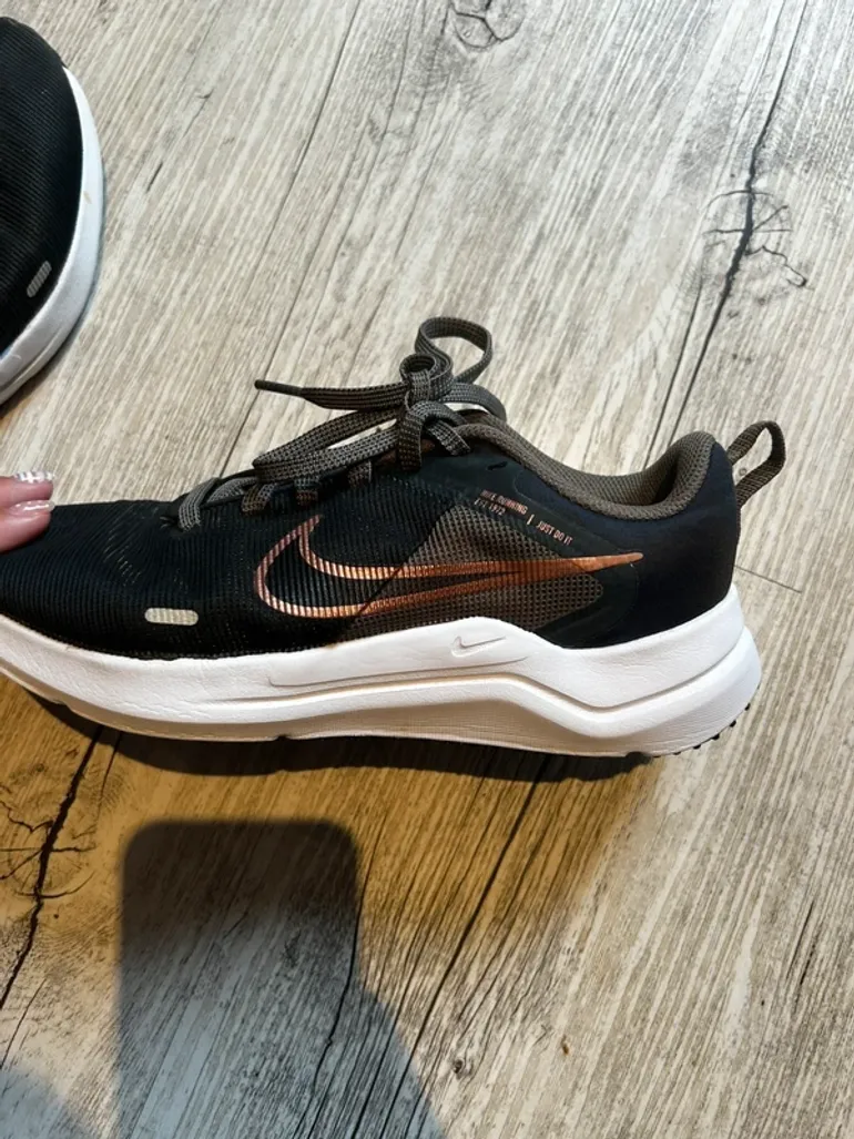Used Nike sports shoes bike — image 3 of 5