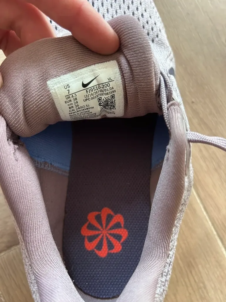 Used Nike Running Shoes bike — image 3 of 3