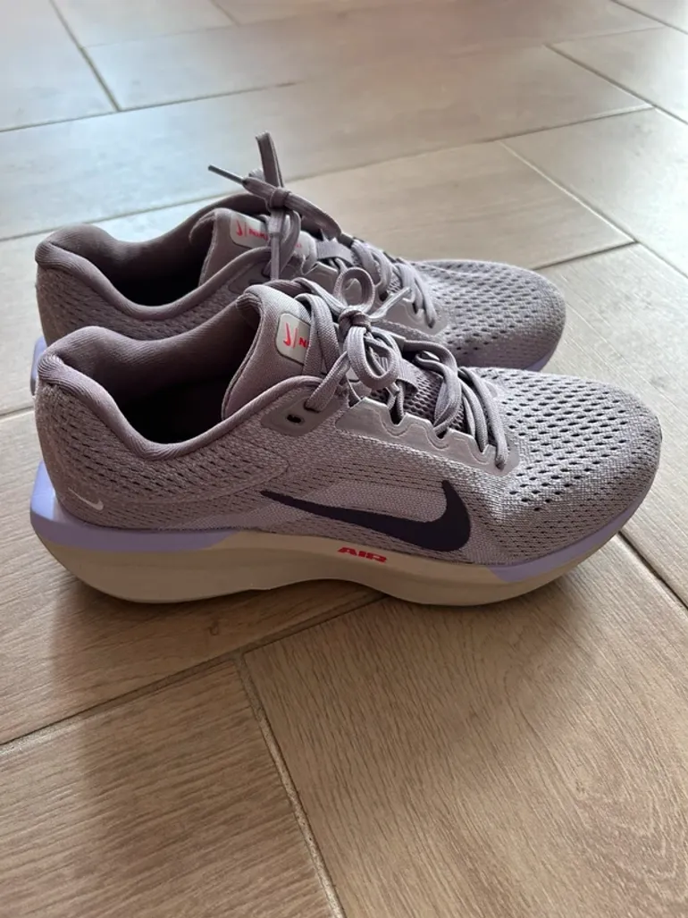 Used Nike Running Shoes bike — image 2 of 3