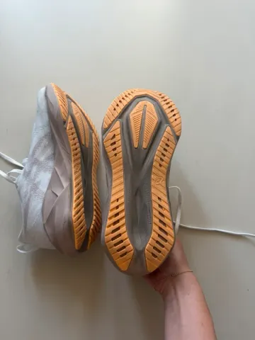 Used Asics Novablast 5 bike — image 5 of 7