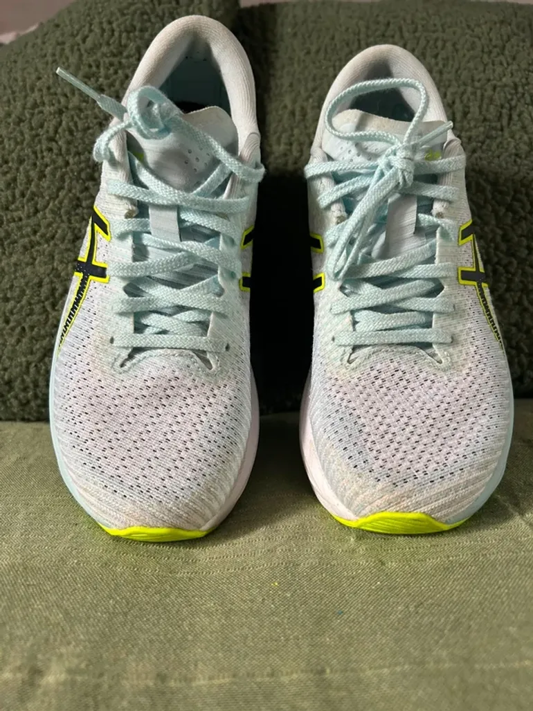 Used Asics Running Shoes bike — image 3 of 3